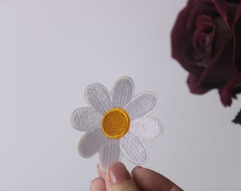 white flower patch, daisy patch, feverfew patch, iron on patch, embroidered patch, applique, iron on clothing labels,