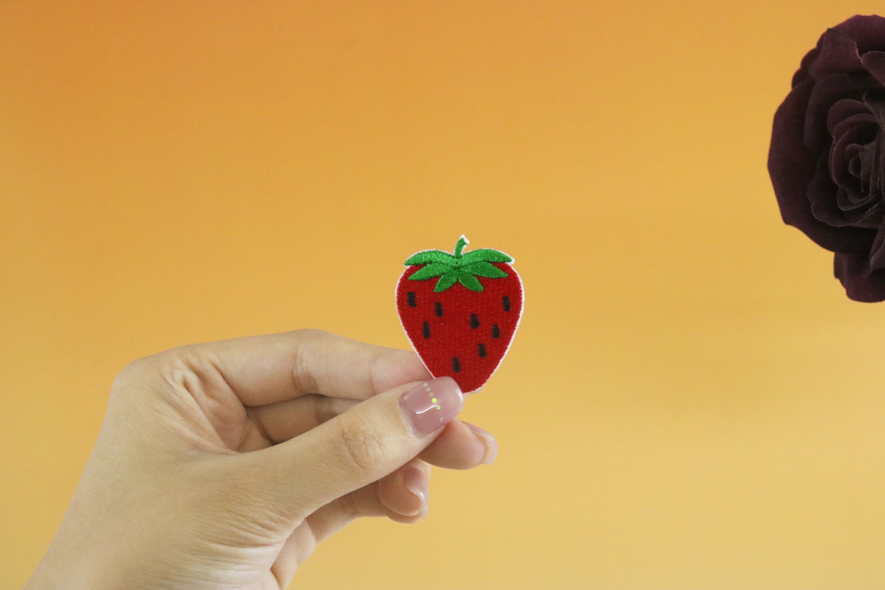 Patch Parlor Food And Drink Patch Ricamata A Forma Di Fragola - Applicazione A Ferro Su Abiti, Borse E Accessori, Dimensione 2-1/8 Pollici Toppa Frutta Food & Drink - Foto 3