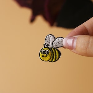 小さくてかわいい漫画の蜂のパッチ、蜂のパッチ、アイロンパッチ、刺繍パッチ、アップリケ、アイロンで付ける衣類ラベル、