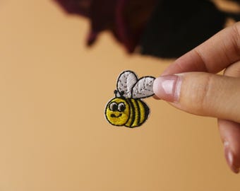 little tiny cute comic honey bee patch, bee patch, iron on patch, embroidered patch, applique, iron on clothing labels,