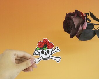 parche de calavera y tibias cruzadas, parche de rosas rojas, hierro en parche, parche bordado, aplique, plancha en etiquetas de ropa,