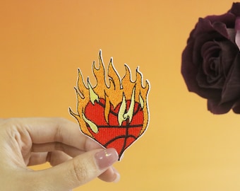 vlammende hartvormige basketbalpatch, opstrijkbare patch, geborduurde patch, appliqué, opstrijkbare kledinglabels,