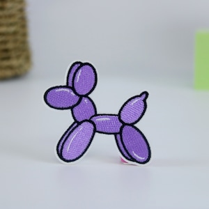 Può includere: Toppa ricamata di colore viola di un animale a palloncino a forma di cane, da stirare.