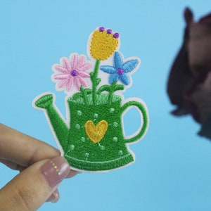 lapp med grön blomma och vattenkanna, stryklapp, broderad lapp, applikation, stryklappar för kläder,