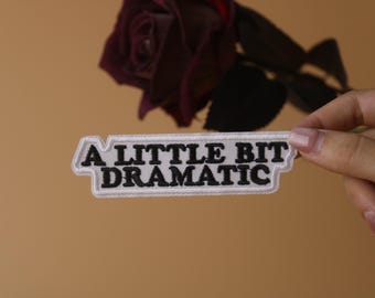 ちょっとドラマチックなパッチ、フレーズパッチ、アイロンパッチ、刺繍パッチ、アップリケ、アイロンで付ける衣類ラベル、