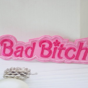 bad bitch-patch, roze, woordpatch, opstrijkpatch, geborduurde patch, stoffen, opstrijkbare kledinglabels,