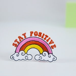 rimani toppa positiva, toppa arcobaleno, toppa termoadesiva, toppa ricamata, applique, etichette termoadesive per abbigliamento,
