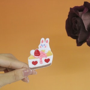 イチゴケーキとかわいいウサギのワッペン、ウサギ、アイロン接着ワッペン、刺繍ワッペン、アップリケ、アイロン接着衣類ラベル、
