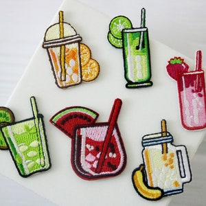 Puede incluir: Siete parches bordados para planchar que representan diferentes bebidas de verano. Los parches son coloridos y presentan diversas frutas, como sandía, kiwi y naranjas.