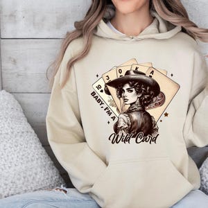 Sweat à capuche bébé I'm a wild card, sweat à capuche western pour femme, sweat à capuche country, sweat à capuche wild card, sweat à capuche pour amateur de poker, sweat à capuche joueur chanceux, sweat à capuche pour bébé I'm a wild card
