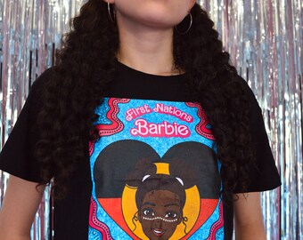 Camiseta recortada Barbie de las Primeras Naciones