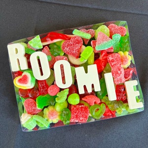 Assortiment de bonbons personnalisés avec n'importe quel nom/mot en chocolat blanc/au lait. Peut être personnalisé avec toutes les couleurs, etc. Rush disponible