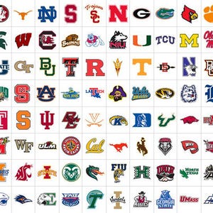 Pode incluir: Uma colagem de logotipos de equipes esportivas universitárias, incluindo a Universidade do Alabama, Ohio State e Notre Dame. Os logotipos são dispostos em uma grade, com o texto "THE TOP 25" em vermelho e branco.