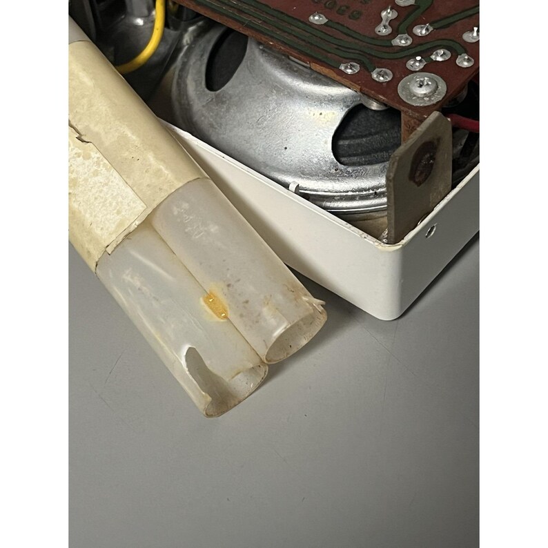 Vintage Emerson 988 "Rambler" Neva Break Pocket Radio - White- Kind Of Works image 15