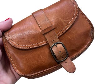 Riñonera de cuero vintage color marrón coñac con hebilla pequeña, bolso Saddle Possibles de Brasil