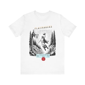 Camiseta de inspiración vintage Playmakers 100% Proof", que celebra el espíritu deportivo clásico desde 2007