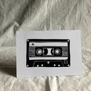 Cartão de felicitações em branco com corte de linóleo vintage mixtape impresso à mão, cartão reciclado