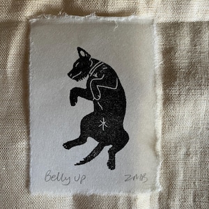 Mini stampa linoleografica con cane Patterdale Terrier a pancia in su