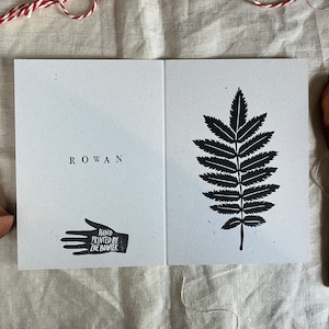 Biglietto di auguri con stampa linoleografica di foglie di sorbo stampato a mano