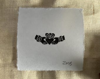 Mini grabado en linóleo del anillo Claddagh irlandés