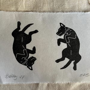 Mini stampa linoleografica con due cani Patterdale Terrier a pancia in su