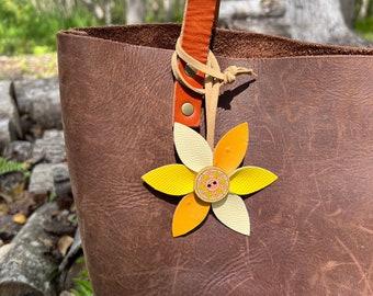 Encanto del bolso de flores amarillas - Encanto del bolso de flores de cuero con lazo de tote