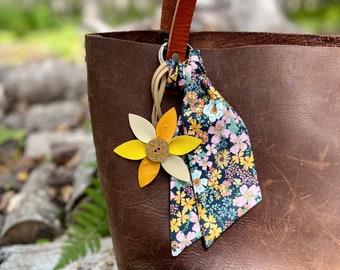 Conjunto de regalo de encanto de bolso de primavera - bufanda floral amarilla y encanto de flor - regalo para ella, mamá, graduado