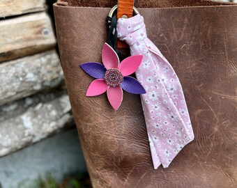 Conjunto de regalo con dijes para bolso de primavera, dije y bufanda para bolso con flores moradas para mamá, graduación, cumpleaños, maestros