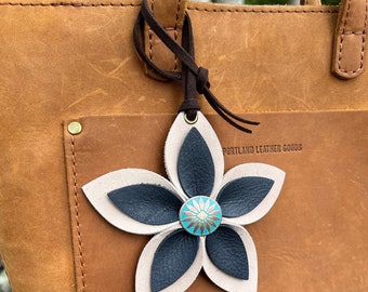 Charm para bolso de flores de cuero - Flor grande con lazo - Azul marino y bronceado natural