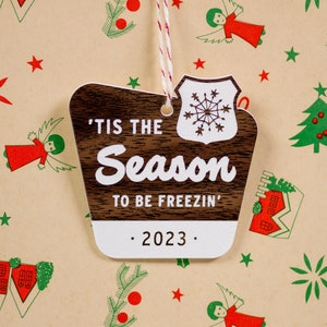 Adorno navideño al aire libre - 'Tis The Season To Be Freezin' - Estilo de parques nacionales - Signo de bosque de copos de nieve en el desierto retro de mediados de siglo