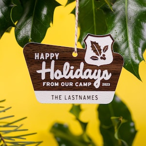 Adorno navideño de campamento personalizado - Felices fiestas - Estilo de parques nacionales - Signo personalizado de bosque retro de mediados de siglo al aire libre