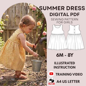 Puede incluir: Una niña con un vestido de verano de cuadros amarillos, sosteniendo un cubo cerca de una bomba de agua. La imagen incluye un patrón de costura PDF digital para niñas, con instrucciones ilustradas y un video de capacitación. El patrón es para tallas de 6 meses a 8 años.