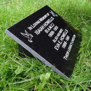 Puede incluir: Lápida de granito negro con letras blancas. La inscripción dice "En memoria cariñosa de Isaiah Howells (R.A.M.C.) 1888-1931. También su esposa Eva E. Howells 1886-1961. Su legado perdura."