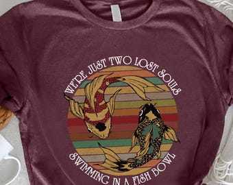 Camiseta con estampado de peces koi de Two Lost Souls y letras de canciones.