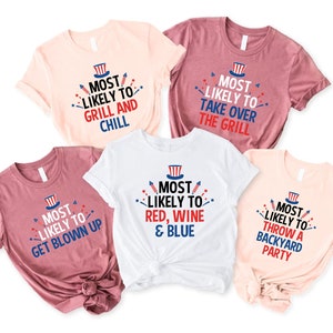 Op de afbeelding: Vijf T-shirts met rood-wit-blauwe afbeeldingen. De shirts hebben verschillende spreuken erop, waaronder "Most Likely to Grill and Chill", "Most Likely to Take Over the Grill", "Most Likely to Get Blown Up", "Most Likely to Red, Wine & Blue" en "Most Likely to Throw a Backyard Party".