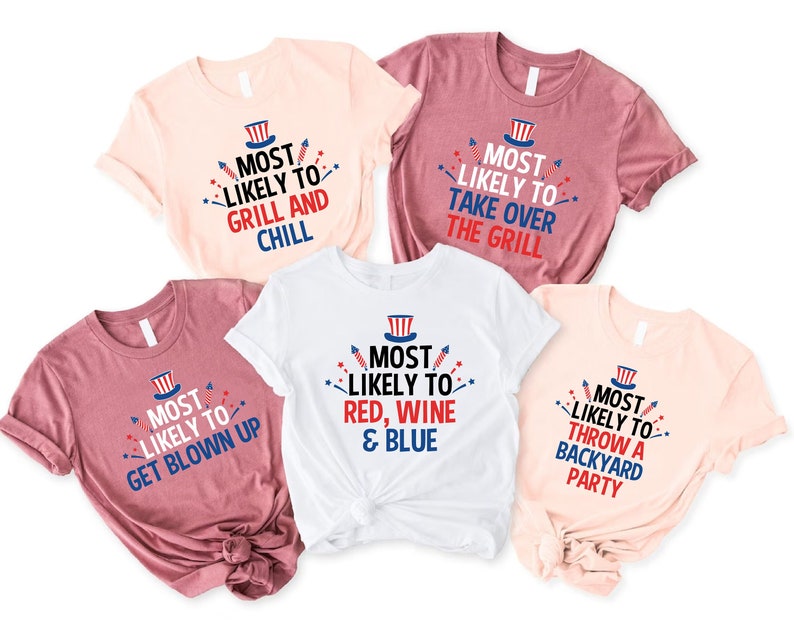 Op de afbeelding: Vijf T-shirts met rood-wit-blauwe afbeeldingen. De shirts hebben verschillende spreuken erop, waaronder "Most Likely to Grill and Chill", "Most Likely to Take Over the Grill", "Most Likely to Get Blown Up", "Most Likely to Red, Wine & Blue" en "Most Likely to Throw a Backyard Party".