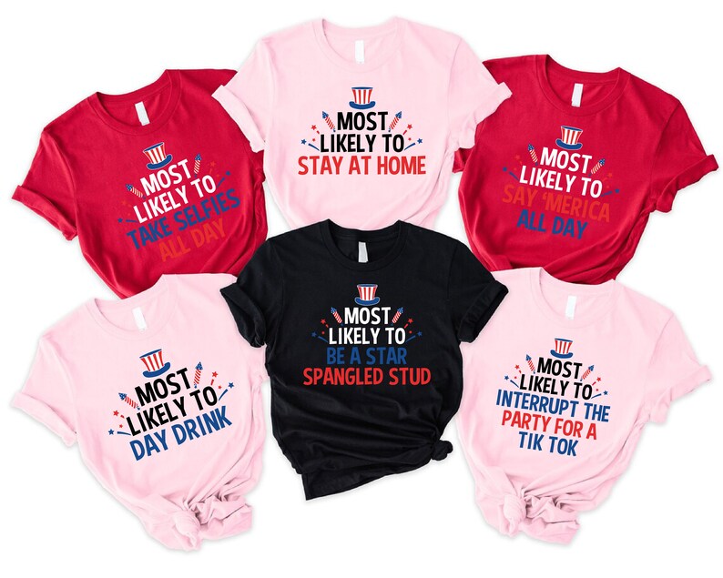 Op de afbeelding: Zes roze en rode T-shirts met een wit en blauw grafisch ontwerp. De shirts hebben verschillende spreuken erop, waaronder "Most Likely to Take Selfies All Day", "Most Likely to Stay at Home", "Most Likely to Say 'Merica All Day", "Most Likely to Day Drink", "Most Likely to Be a Star Spangled Stud" en "Most Likely to Interrupt the Party for a Tik Tok".