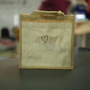 bestickter Jutebeutel mit Herz-Motiv | personalisierter Juteshopper für Mama | Individuelle Tasche | Geschenkidee | Premium Stickerei