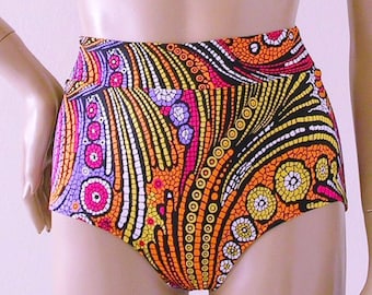 Pode incluir: Calção de banho de cintura alta com estampa geométrica colorida em laranja, amarelo, rosa, roxo e branco sobre fundo preto.