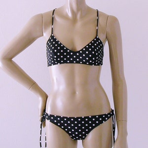 Bikini con top de ballet cruzado y braguita con lazo en lunares negros en tallas S, M, L y XL