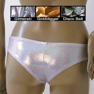 Slip bikini corto da ragazzo brasiliano sfacciato in oro, argento e ologramma glitterato con palla da discoteca in S-M-L-XL