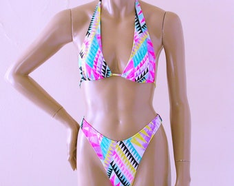 Brasilianisches Bikinihöschen und Neckholder-Oberteil mit Neon Zickzack Muster