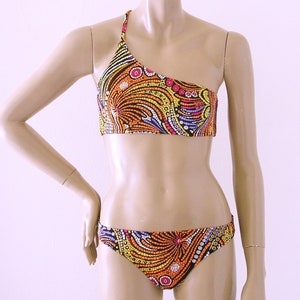 One Shoulder Asymmetrical Bikini Swimsuit Top en Full Coverage Bikini Bottom in Mosaic Print in S.M.L.XL.