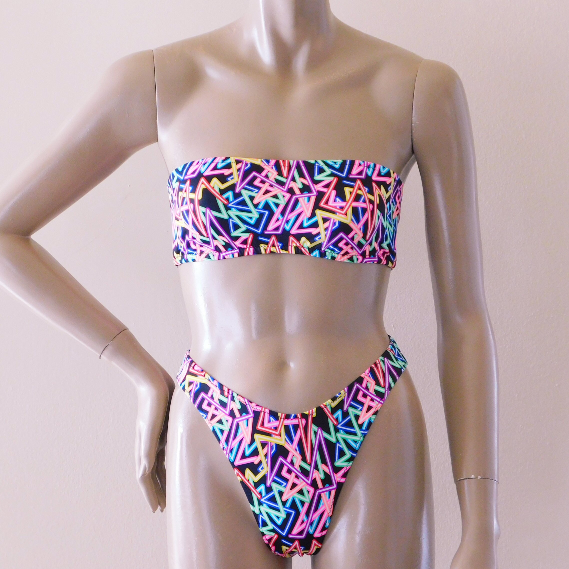 Braguita de bikini brasilena de pernera alta de los anos 90 y top palabra de honor sin tirantes con estampado Neon Rave Etsy Mexico