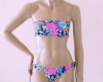 String Bikinihöschen mit Seitenband und trägerlosem Bandeau Bikinioberteil mit Pfauenprint