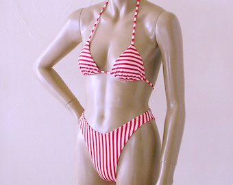 80s 90s High Leg Brazilian Bikini Bottom y Triangle Top en rojo y blanco Candy Stripe