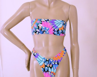 Braguita de bikini brasileña de pierna alta y top bandeau sin tirantes con estampado de pavo real