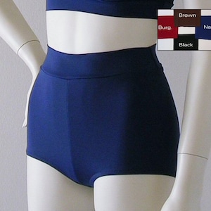 Op de afbeelding: Hoge taille navy blauwe badpak broek met een brede tailleband. Het badpak is gemaakt van een gladde, rekbare stof. De afbeelding bevat een kleurenkaart met de volgende kleuren: bruin, bordeauxrood, marineblauw en zwart.
