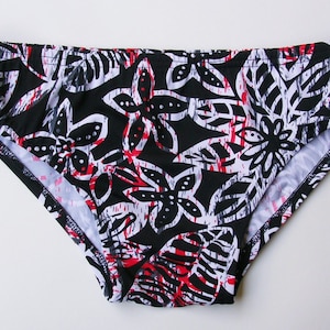 Herren Low Rise Badeanzug in Schwarz, Weiß und Rot Batik Floral Print