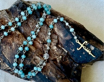 Rosario de aguamarina hecho a mano: cruz de acero inoxidable y cuentas de oración de cuarzo.